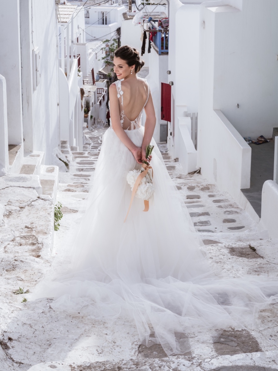 A Bridal Styled Shoot That Showcases The Beauty of Mykonos