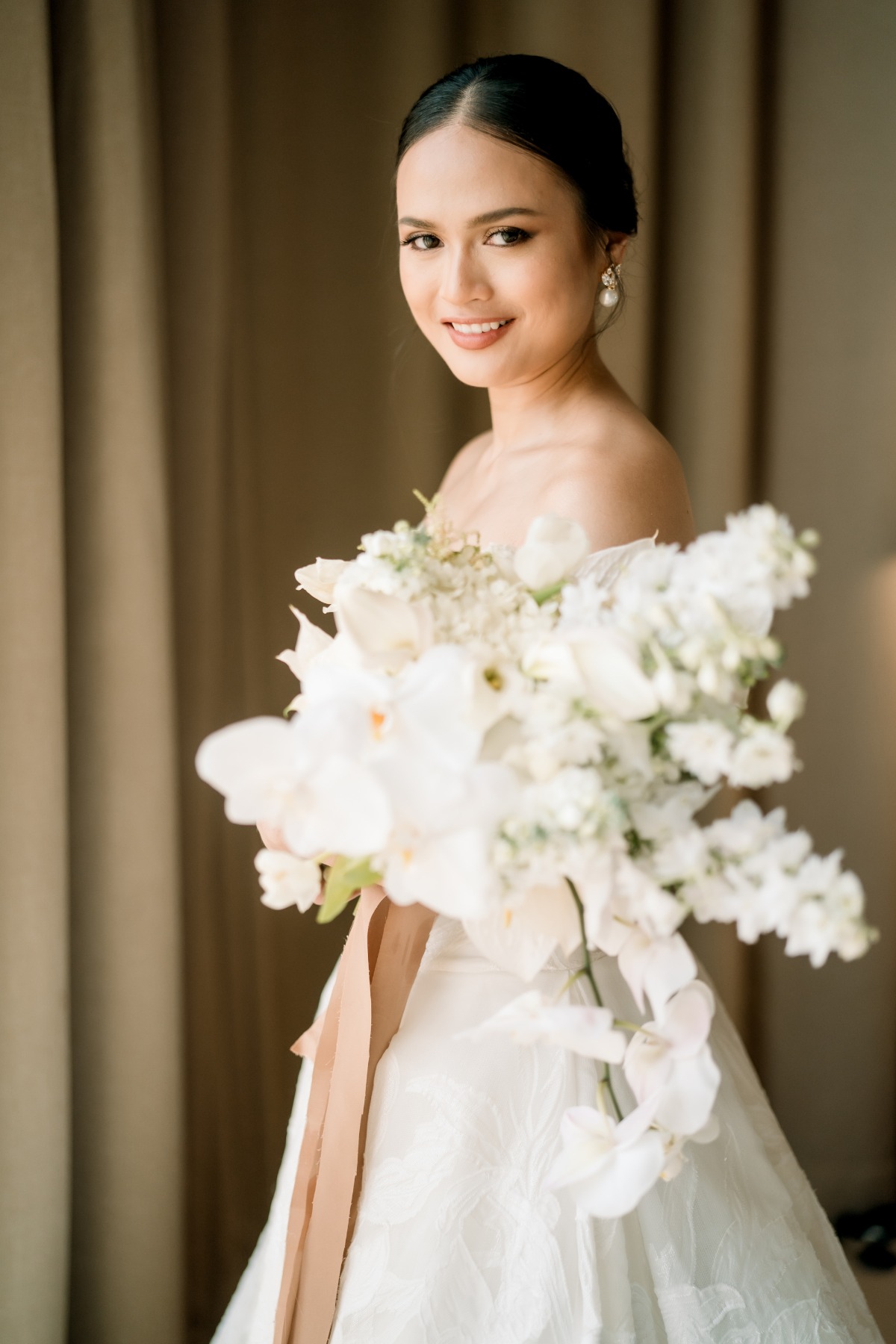 bride with tropical white bouquet