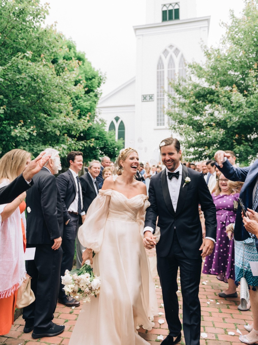The magic of Nantucket enchants in this coastal wedding